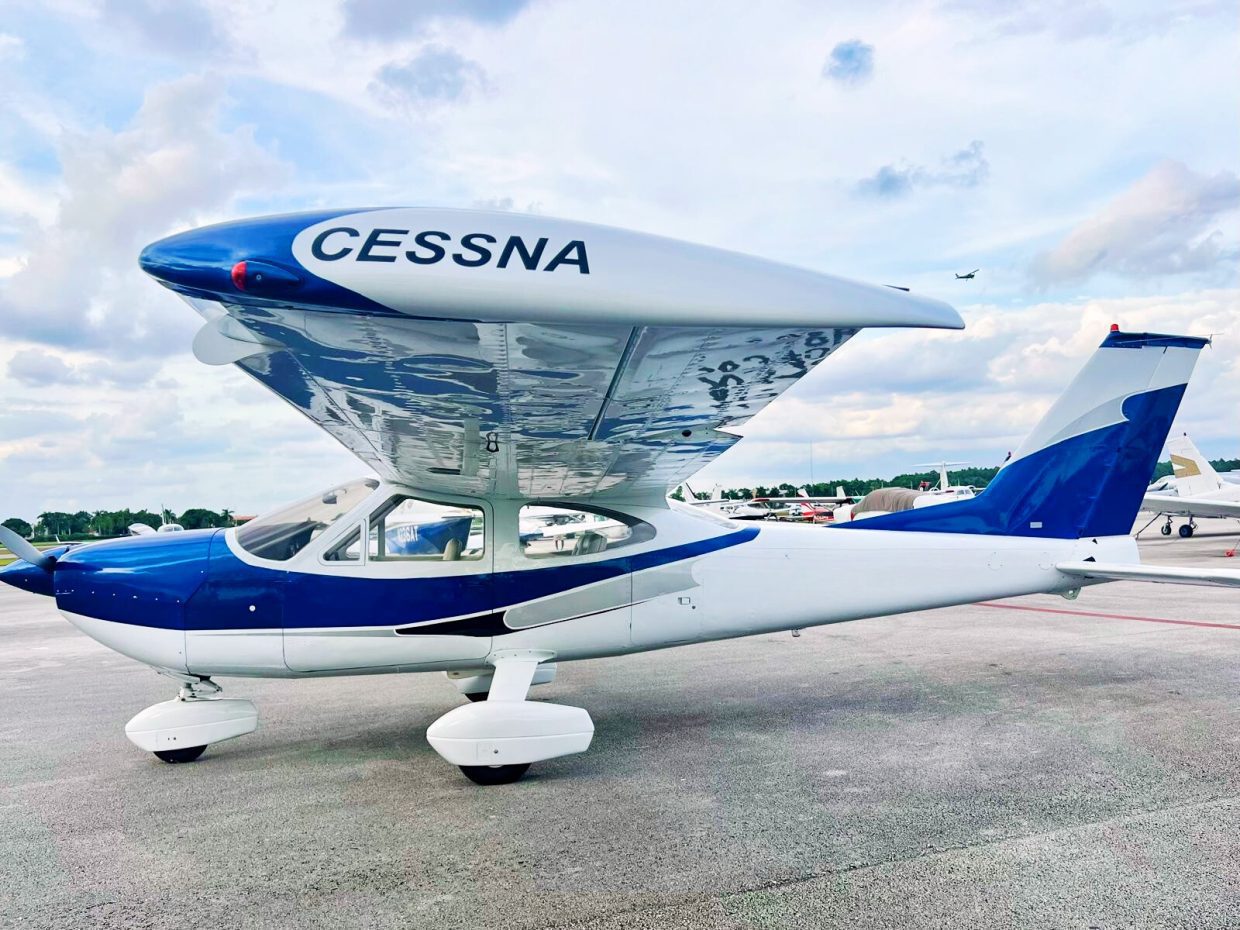 The best airplane for air tours in Miami